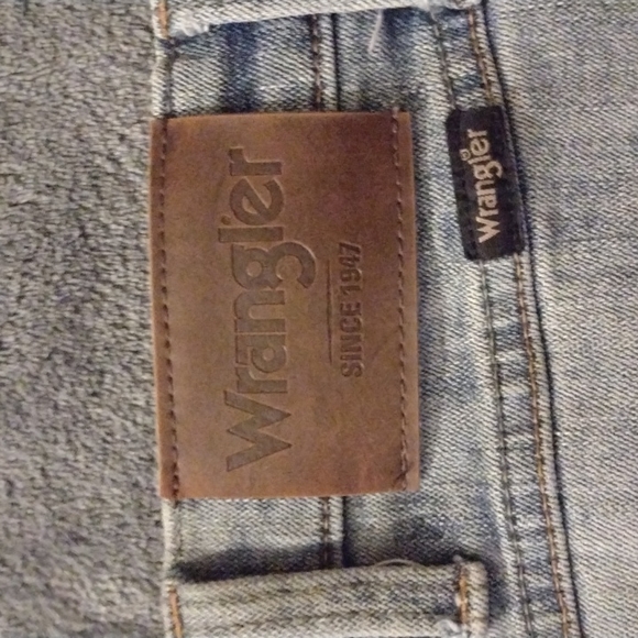 Wrangler denim stretchy jeans.42x30 - Picture 3 of 4